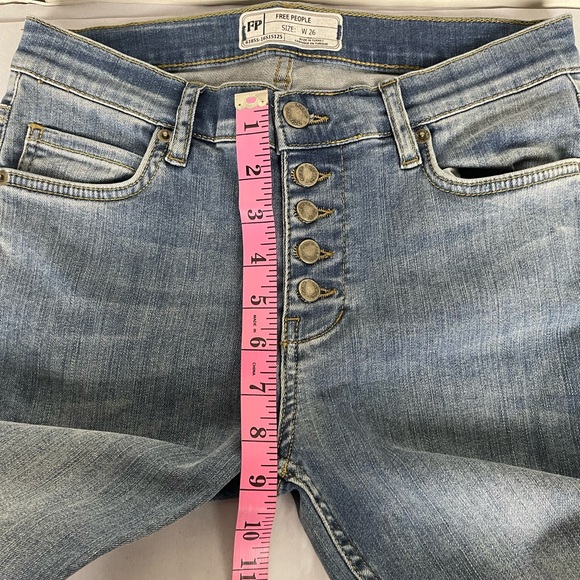 Free People Button Fly Skinny Raw Hem Crop Jeans Size W26 - Picture 8 of 11